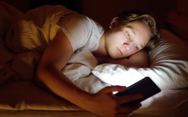 Tại sao thanh thiếu niên có thói quen ngủ trễ?